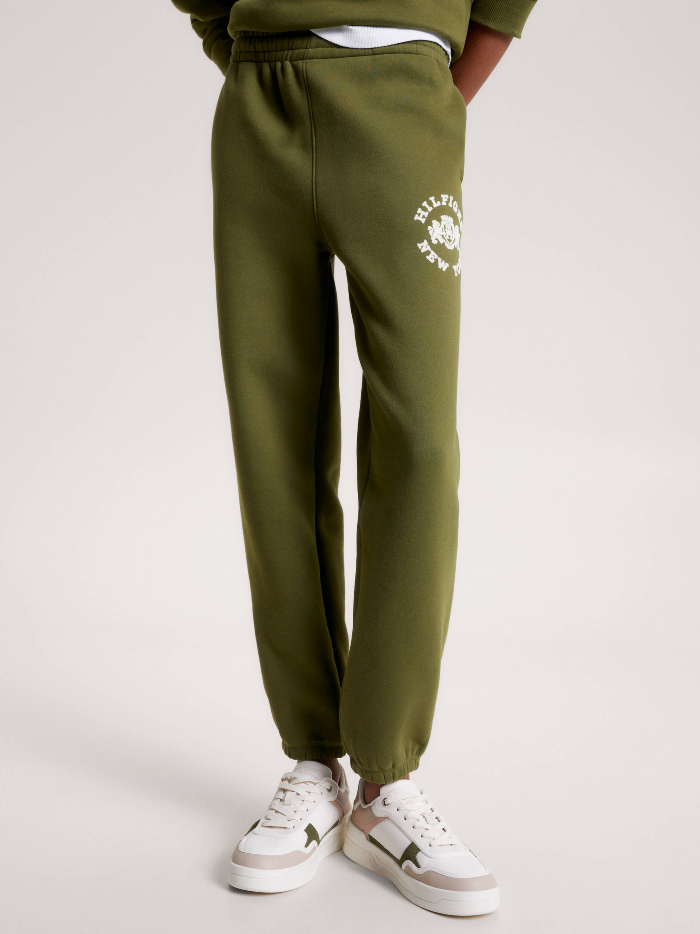 Joggers con logo universitario aterciopelado de mujer