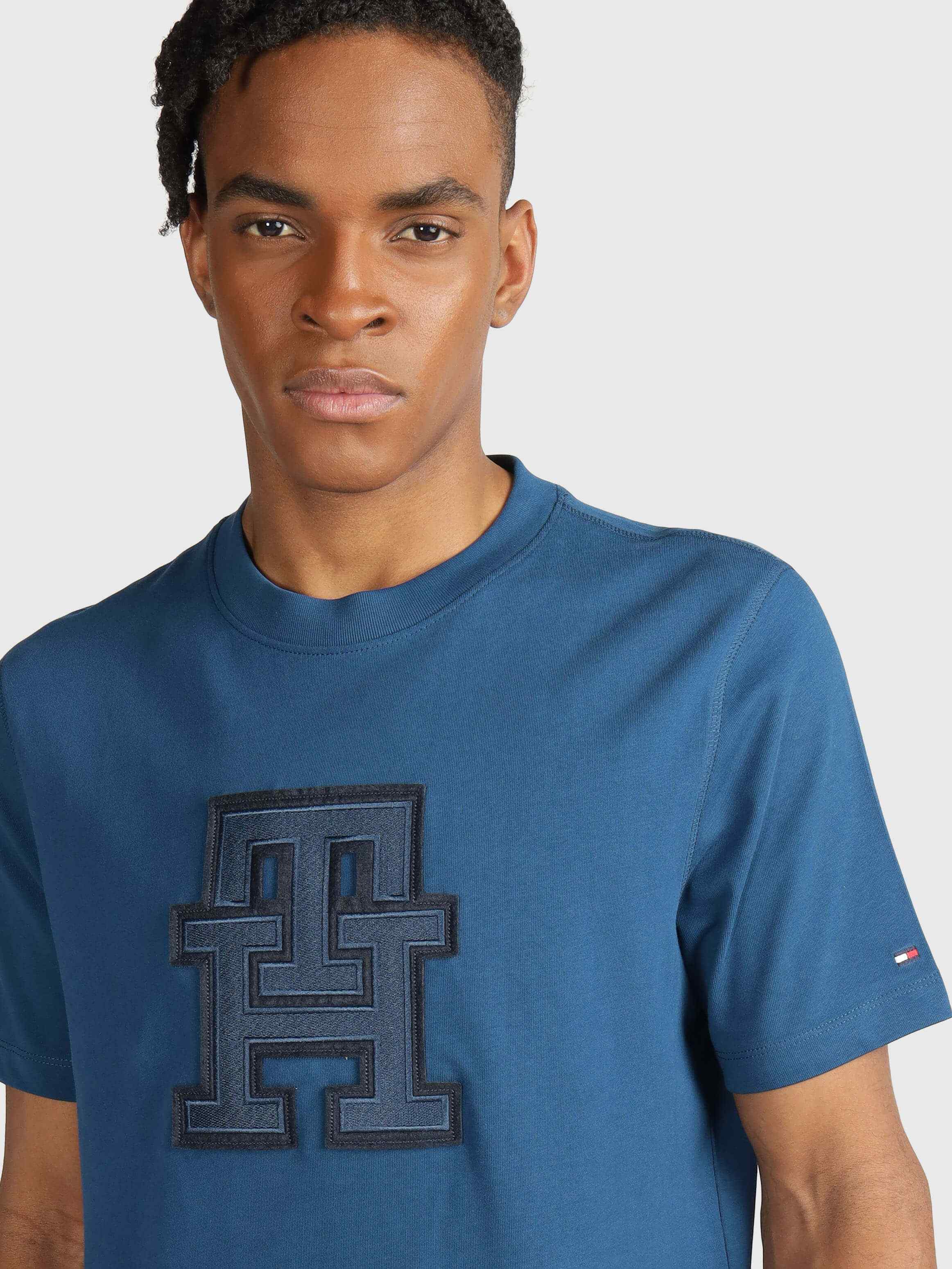 Playera Con Aplicación Del Monograma TH De Hombre | Playeras - Tommy MX