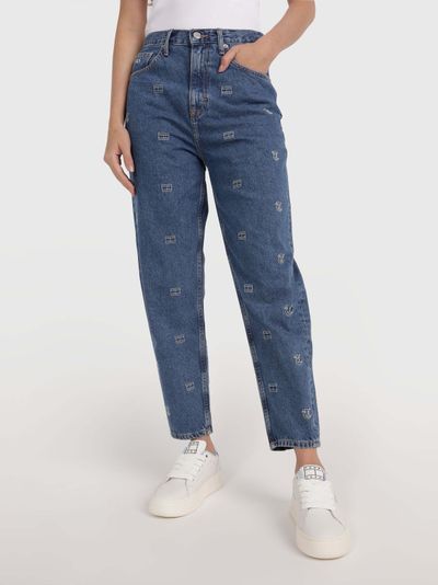 Jeans mom jean con logos bordados de mujer