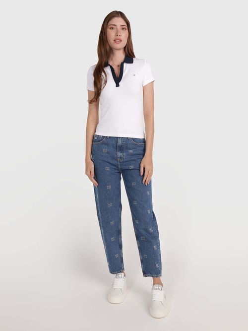 Jeans-mom-jean-con-logos-bordados-de-mujer