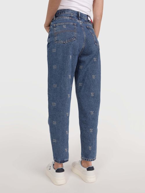 Jeans-mom-jean-con-logos-bordados-de-mujer