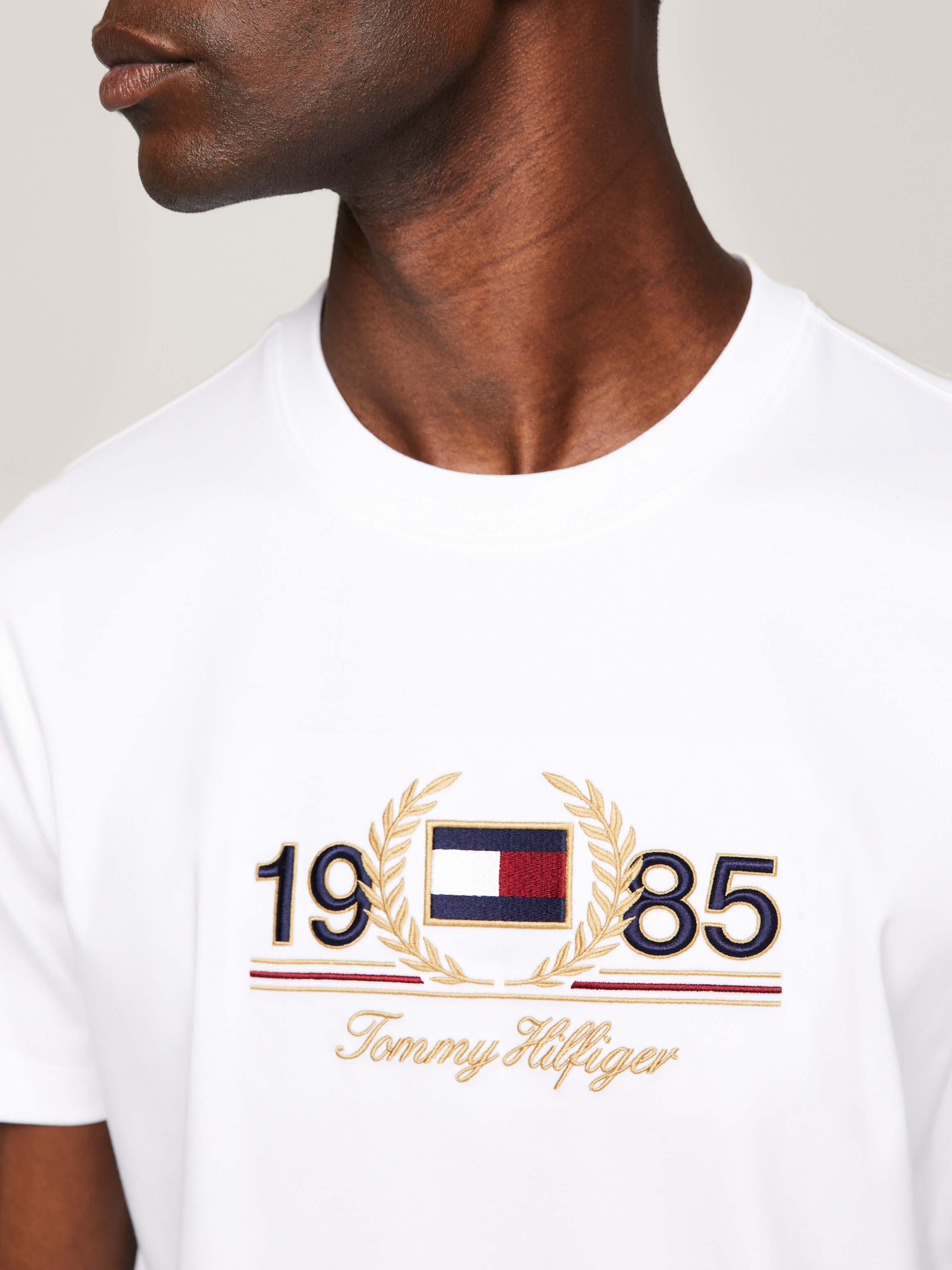 Playera de cuello redondo con logo bordado de hombre Tommy Hilfiger Talla XS