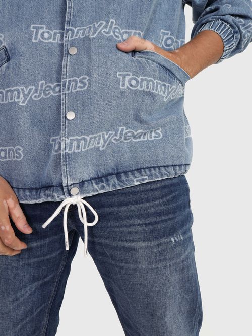 Chamarra-tommy-Jeans-con-logo-deslavado-de-hombre
