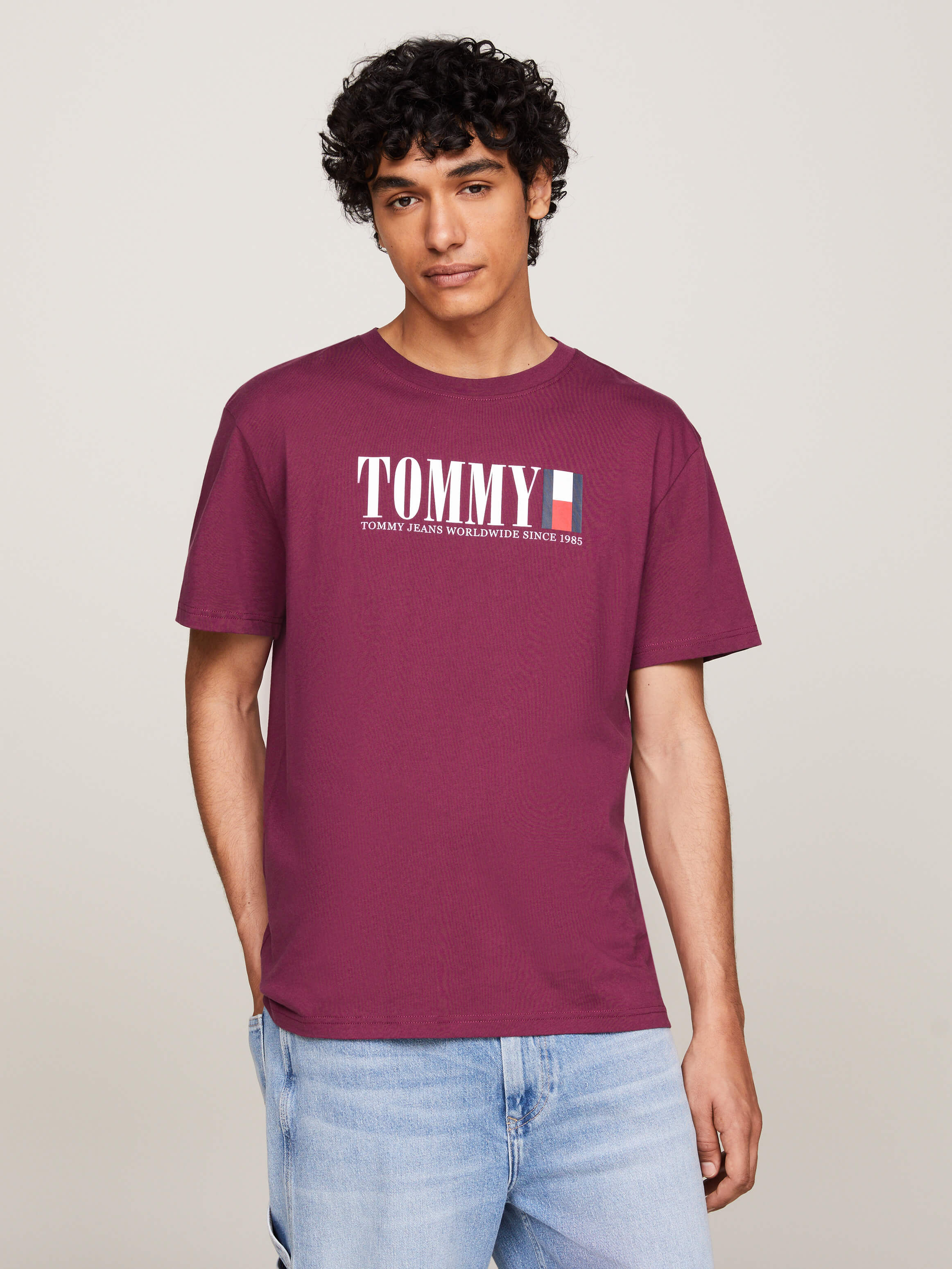 Playera de cuello redondo con logo de Tommy de hombre Tommy Jeans ...