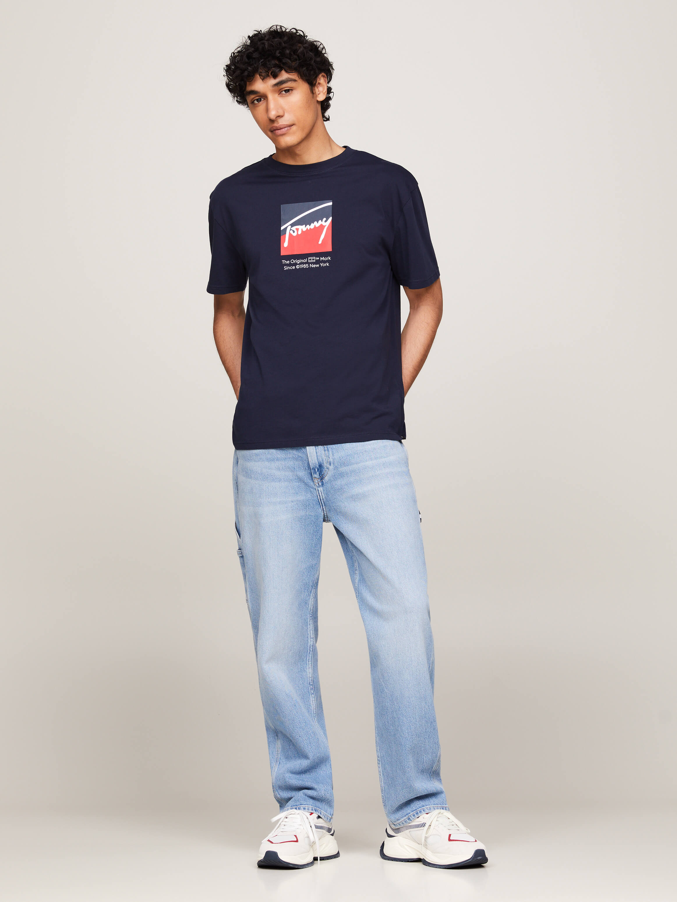 Playera de cuello redondo con logo de hombre Tommy Jeans | Playeras ...