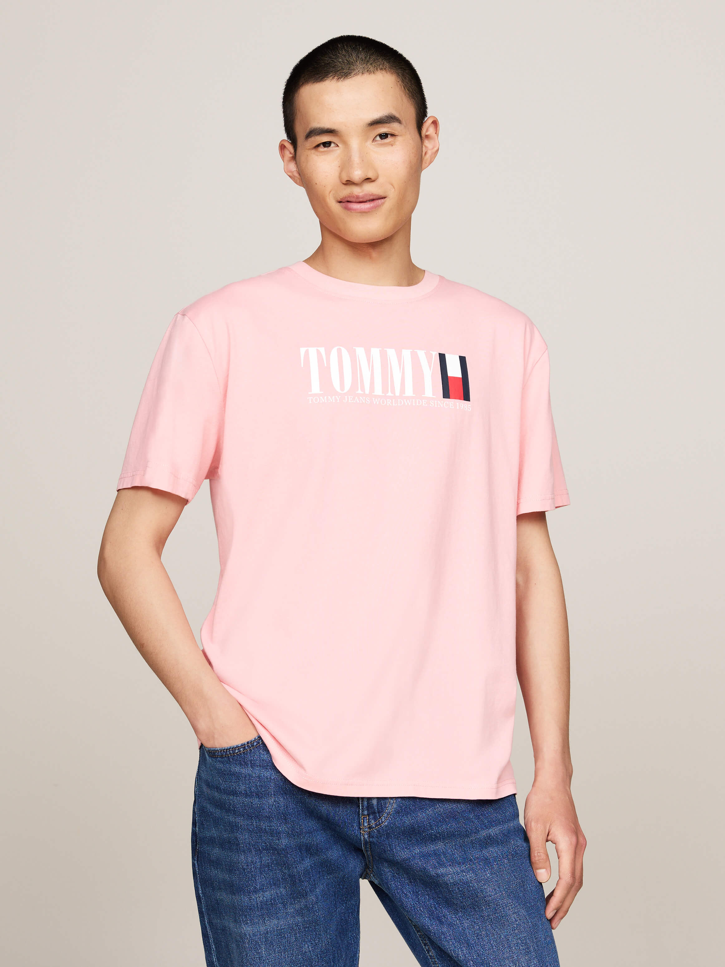 Playera de cuello redondo con logo de Tommy de hombre Tommy Jeans ...