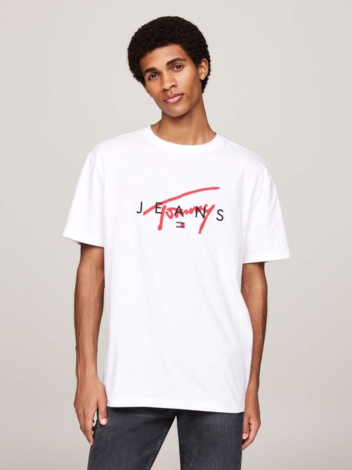 Playera-con-logo-con-la-firma-de-Tommy-de-hombre-Tommy-Jeans