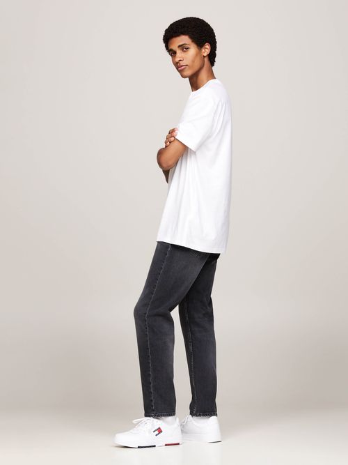 Playera-con-logo-con-la-firma-de-Tommy-de-hombre-Tommy-Jeans