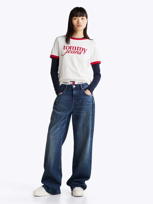 Playera-amplia-con-logo-en-fuente-de-mujer-Tommy-Jeans-DW0DW19449-YBL