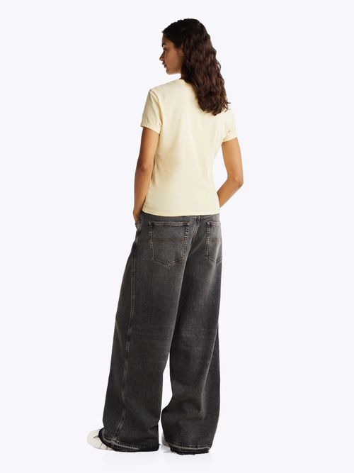 Playera-de-corte-slim-con-logo-de-mujer-Tommy-Jeans-DW0DW19447-ZGA