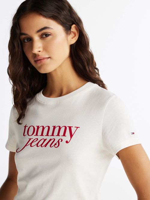 Playera-de-corte-slim-con-logo-de-mujer-Tommy-Jeans-DW0DW19447-YBL